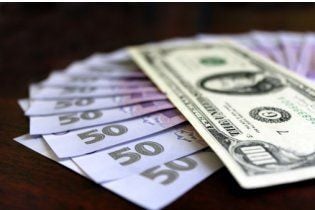 Россияне из-за событий в Украине массово скупают доллары и снимают депозиты