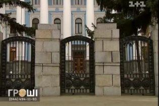 Українські адмірали отримують VIP-житло на всіх родичів, поки військові туляться у гуртожитках