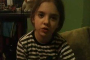 Маленька донька Окунської розповіла на відео, як Власенко бив та обзивав її маму