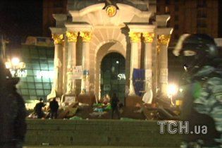 "Беркут" розігнав Євромайдан: у центрі Києва встановлюють новорічну ялинку в оточенні правоохоронців