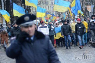 Участники Евромайдана пикетируют Минобороны с лозунгом "Армия с народом"
