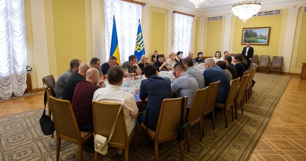 Зеленский встретился с родственниками плененных Россией украинцев