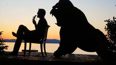 Креативный художник превратил кучу картона на волшебных монстров