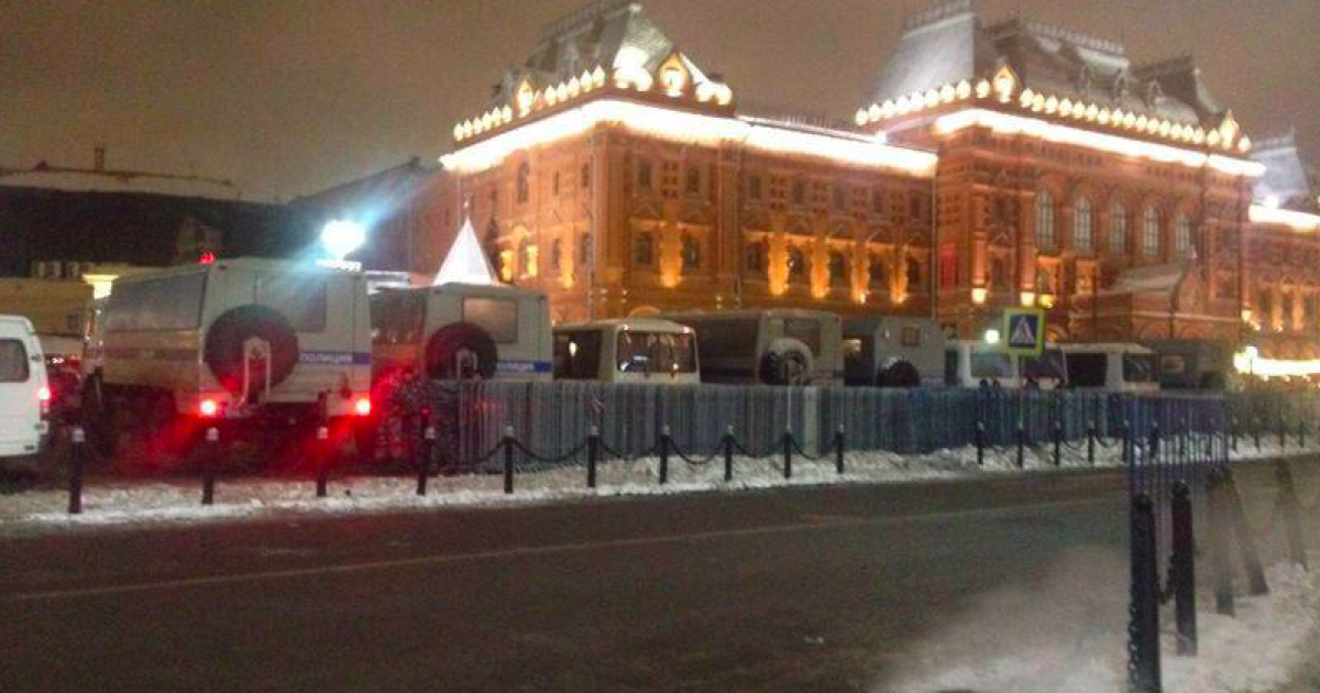 У Мережі з&rsquo;явилися фотографії, на яких видно поліцейських у бронежилетах, автозаки та інші машини правоохоронців