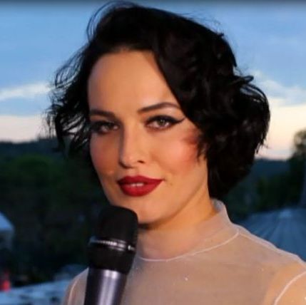 Астафьева готовит любимому борщ с клюквой и развивает навыки материнства с совместным "ребенком"