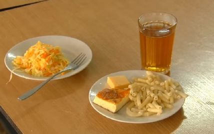 "У кожного свій окомір": у Мережі показали сумні варіації на страви з меню Клопотенка, якими годують дітей у школах