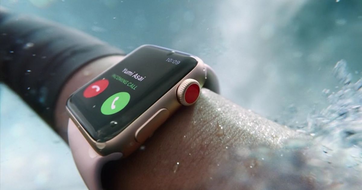 Цены на "умные" часы и наушники Apple могут взлететь из-за торговой войны Трампа с Китаем