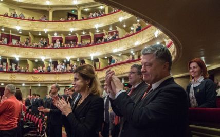 В элегантном жакете и в любимом ожерелье: Марина Порошенко сходила в театр

