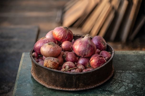 Что можно вылечить луковой шелухой / © Pexels