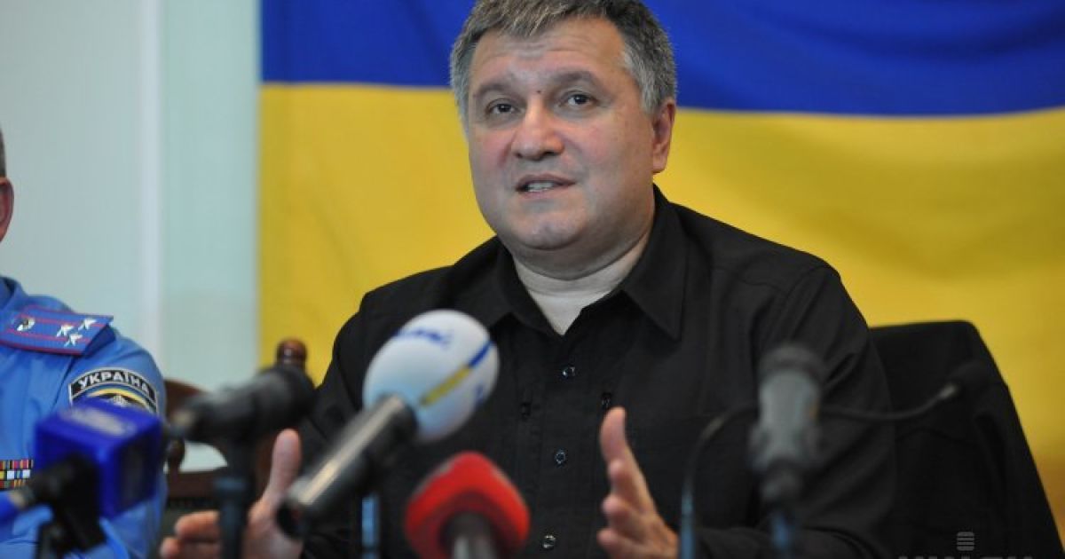 Аваков обвиняет Тягнибока в "пещерной тупости"