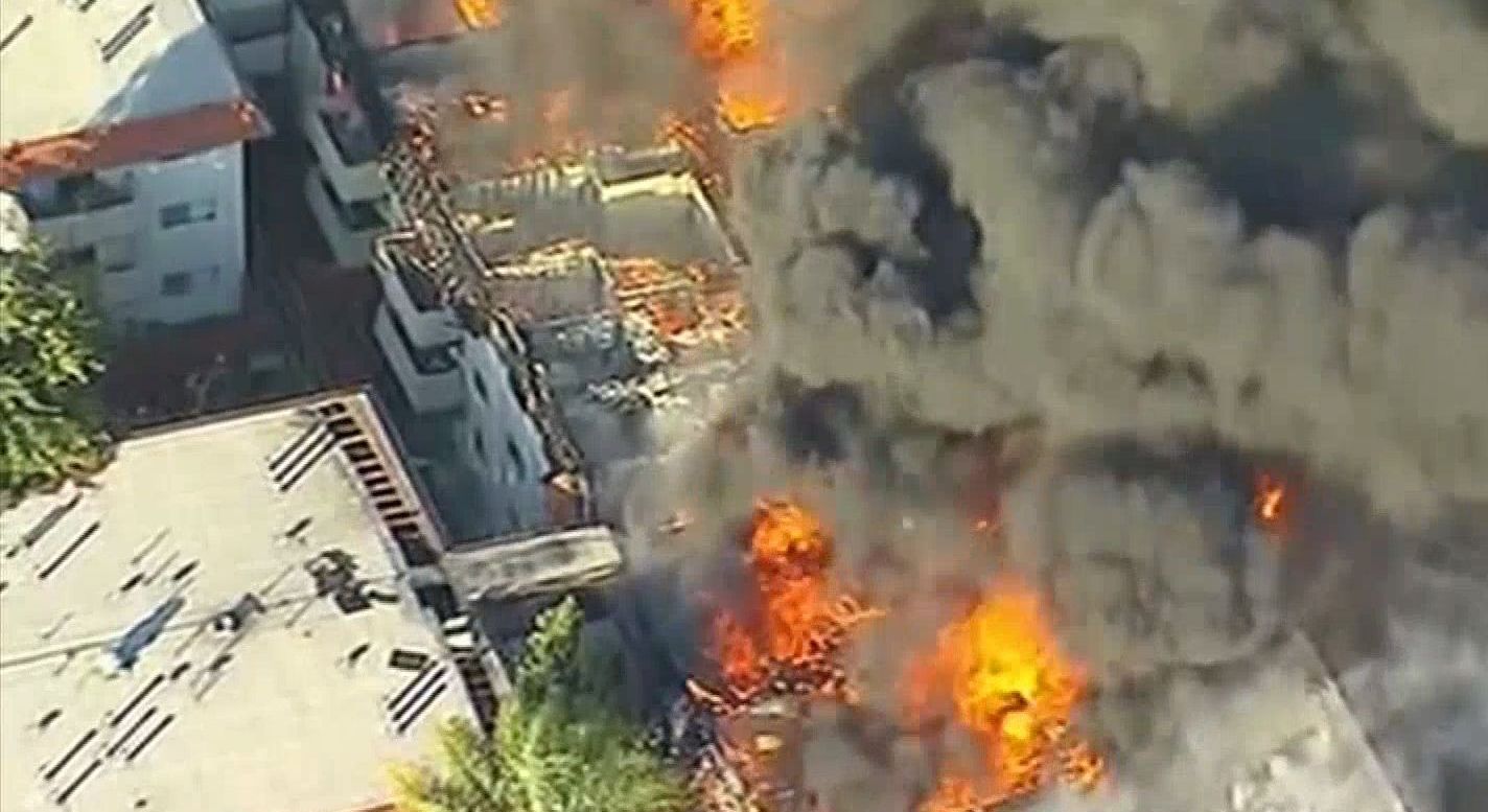 Во время пожара в жилом комплексе Лос-Анджелеса пострадал человек