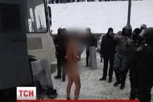 Активіст, якого голим знімали на відео "беркутівці", повернувся на Майдан