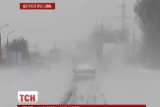 Днепропетровск замело рекордным снегом:скорые и фуры застревали в сугробах