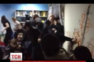 У Донецьку люди з георгіївськими стрічками розгромили кафе, де зібралися євромайданівці