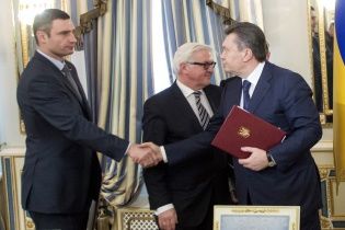 Кличко вибачився перед Майданом за те, що потис руку Януковичу