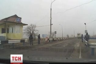 Крим відгородився від України озброєними до зубів чоловіками на блокпостах