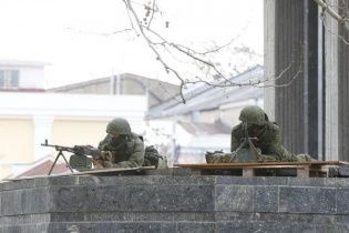 Под парламентом Крыма появились российские военные с пулеметами
