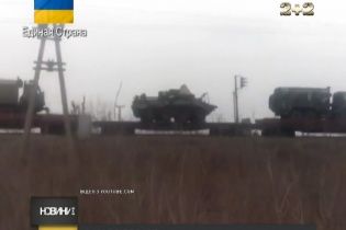 До північно-східного кордону України стягують артилерійські установки та танки