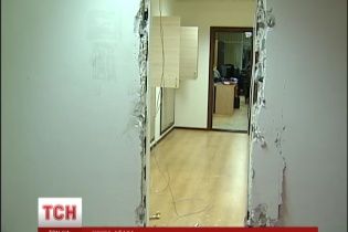 В Киеве вооруженные топорами и ножами неизвестные устроили погром в здании Госархстройинспекции