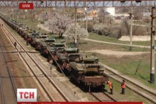 Росіяни везуть на територію Криму сотні своїх танків