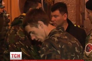 У київському "Правому секторі" пообіцяли віддати нелегальну зброю Нацгвардії