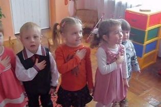 В інтернеті стає хітовим відео, як дітлахи в садочку співають гімн України