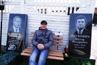 На Черкасчине ритуальное агентство создало шуточные надгробия Азарова и Януковича