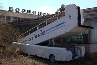 Януковича уже поджидают в Бердянске: самообороновцы подготовили сюрприз в аэропорту