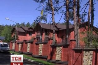 Азаров продает свой особняк в Конча-Заспе