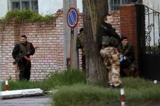 Військкомат у Луганську блокує тисяча бойовиків з автоматами та щитами "Беркута"