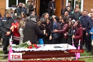 На Прикарпатті з вбитим у Маріуполі солдатом Нацгвардії прощалися із весільним деревом і трембітами