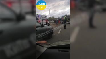 У Києві автобус протаранив авто та в’їхав у пішоходів