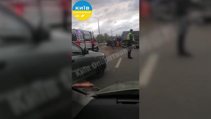 В Киеве автобус протаранил авто и въехал в пешеходов
