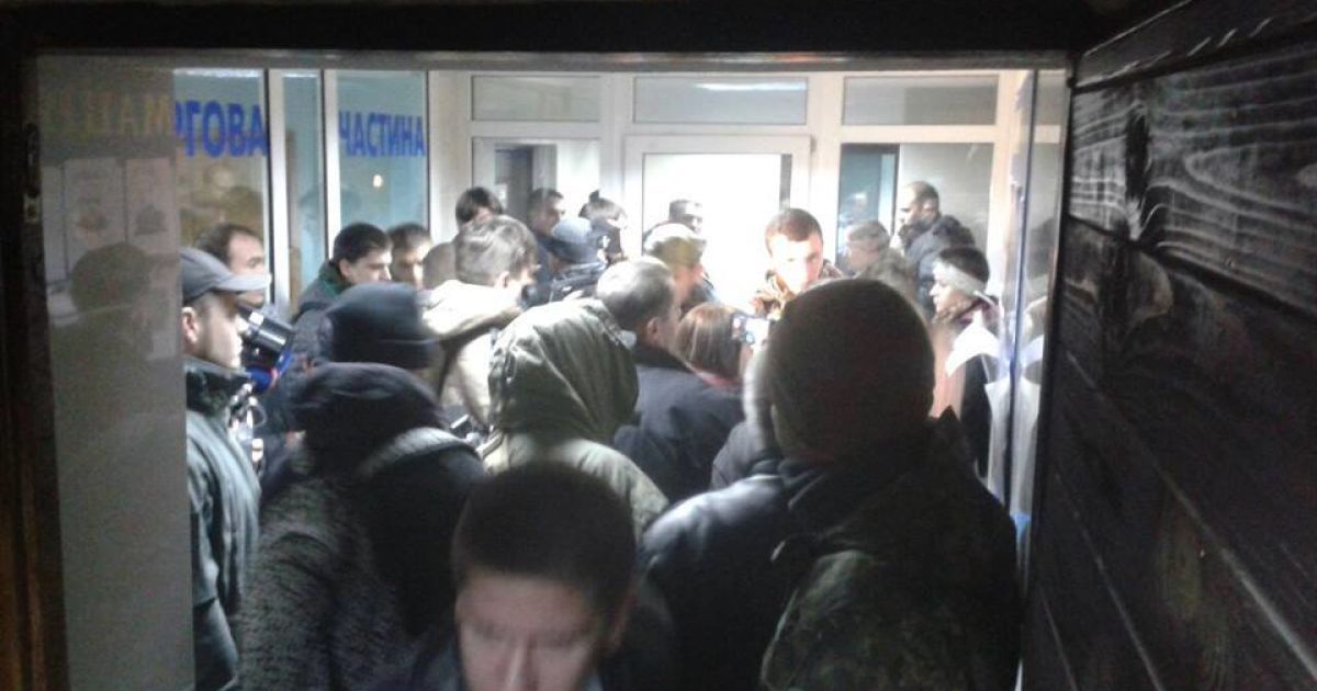 Активісти заблокували приміщення Подільського відділу поліції. / © Facebook/C14 news