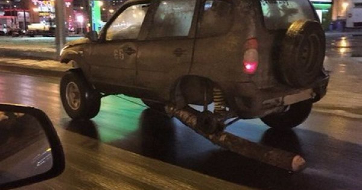 У Пітері водій їздив містом на автівці з колодою замість колеса