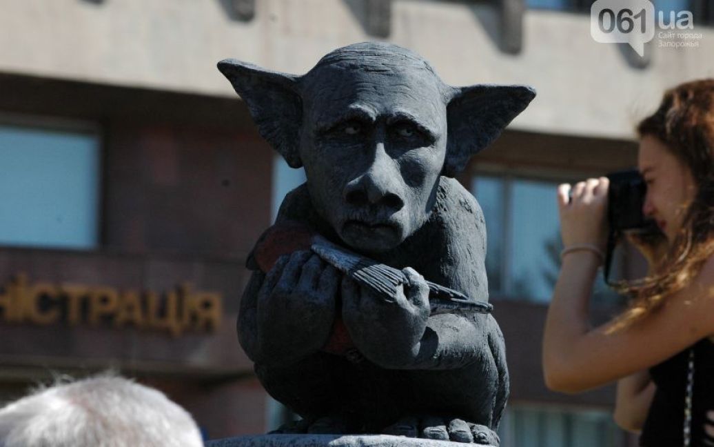 Скульптуру установили возле здания ОГА / © http://www.061.ua/