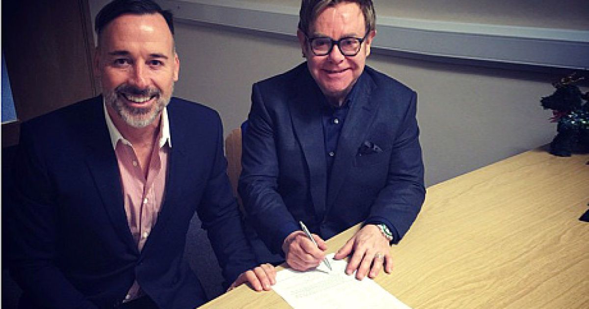 "Юридична частина виконана. Тепер перейдемо до церемонії", - написав Джон