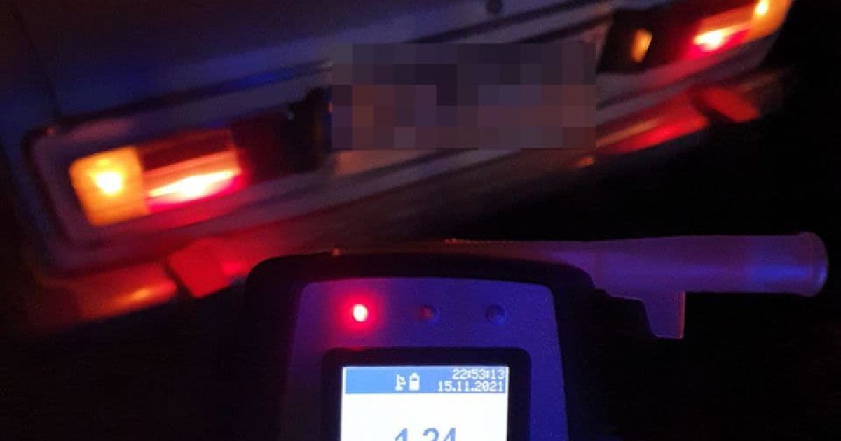 Двое пьяных юношей 17 и 19 лет угнали авто в Ровно, чтобы доехать домой: фото