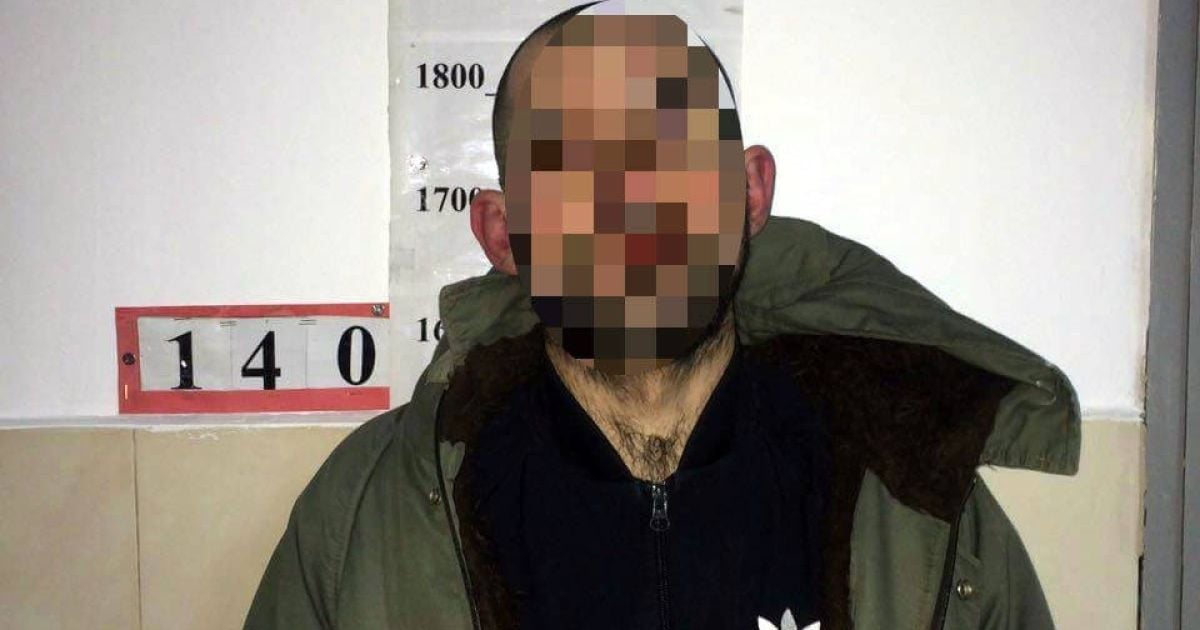 В Киеве мужчина с топором в руках нападал на людей