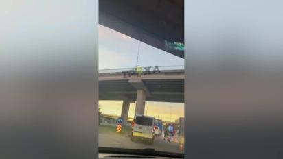 У Києві фура злетіла з мосту, протаранивши паркан