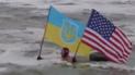 У День Соборності одесит здійснив заплив у штормовому морі із прапорами трьох держав: відео