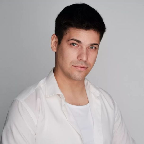 Зірка "Кріпосної" відкрив правду про кризу в шлюбі та ревнощі дружини: "Збирала валізи разів 15"