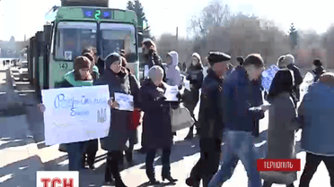 Ночувати просто на пішохідному переході збираються родичі бійців 128 гірсько-піхотної бригади