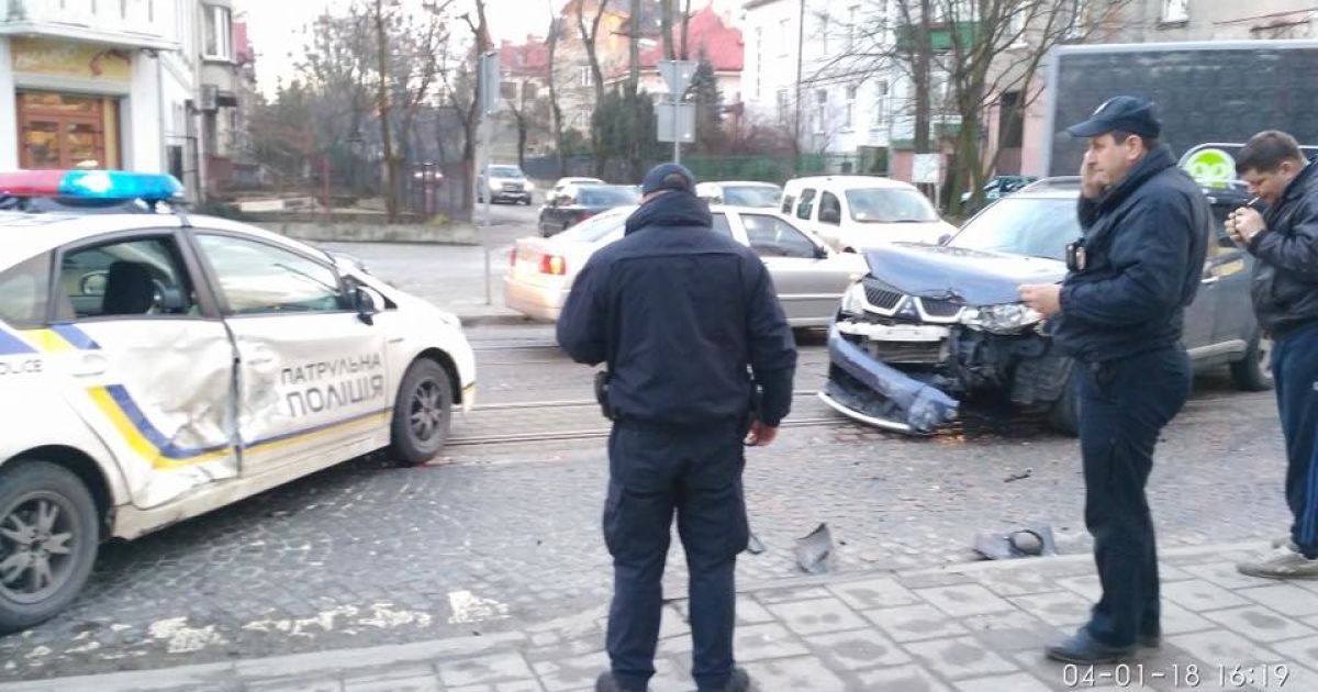 У Львові водій на джипі врізався в машину патрульних