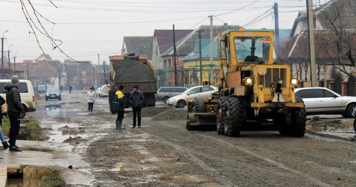 На Закарпатті почали терміново ремонтувати дорогу, яку раніше перекрили місцеві жителі