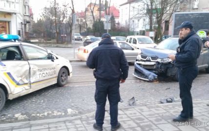 У Львові водій на джипі врізався в машину патрульних
