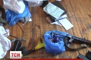 Парни, которые с автоматами и луком захватили базу под Киевом, маскировались под "Правый сектор"