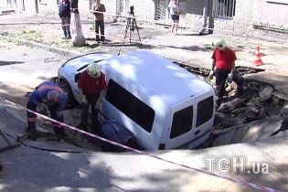 У центрі Києва автомобіль провалився під асфальт