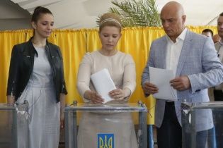 Тимошенко із зачіскою в стилі 60-их проголосувала на виборах-2014