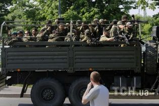 В Луганскую область приехало пять БТРов и 20 грузовиков с террористами из России - очевидцы
